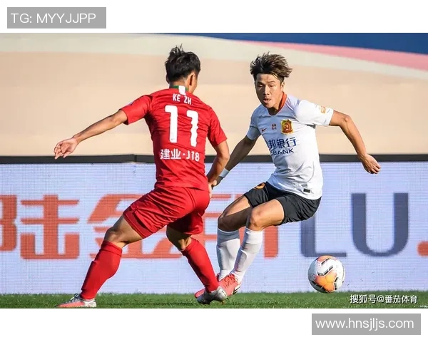 中国男足迎战武汉卓尔全力争胜展现实力与团队精神